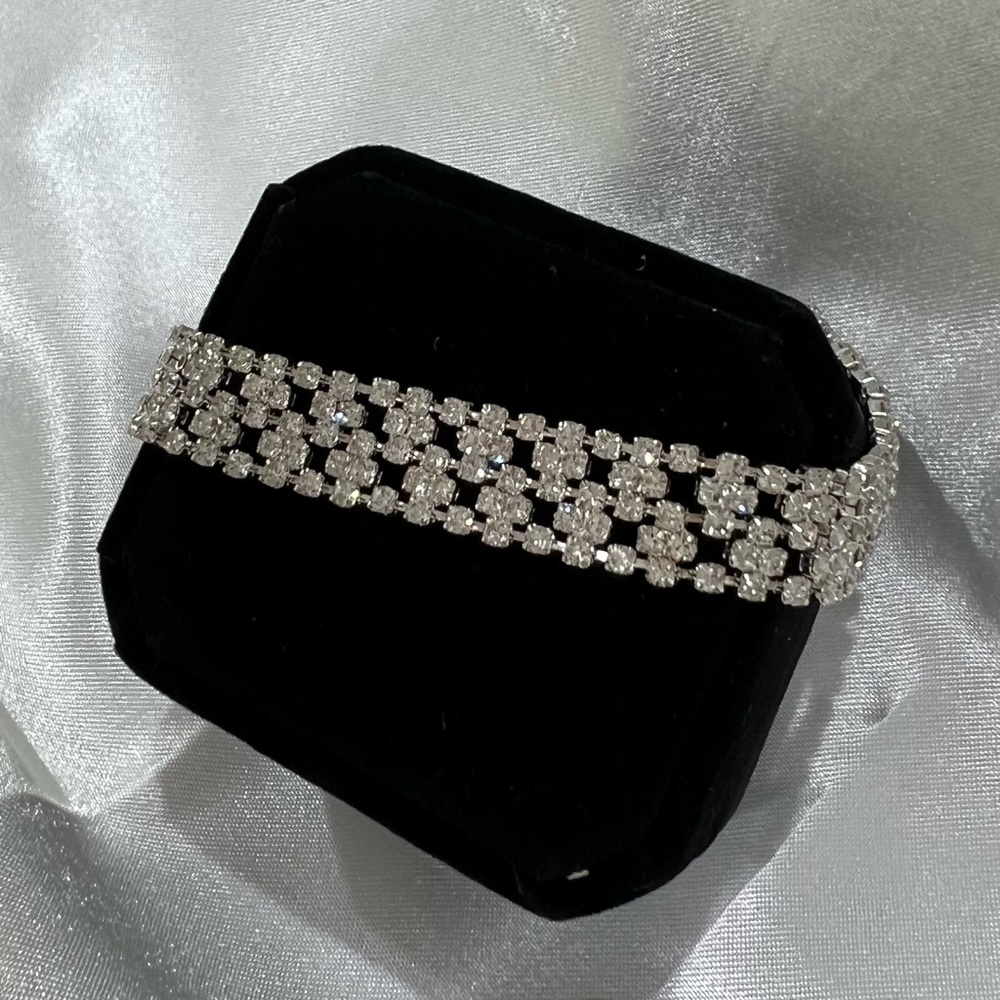 SWAROVSKI CRYSTAL BRACELET made with Swarovski Crystal & Elements - Picture 3 of 8
